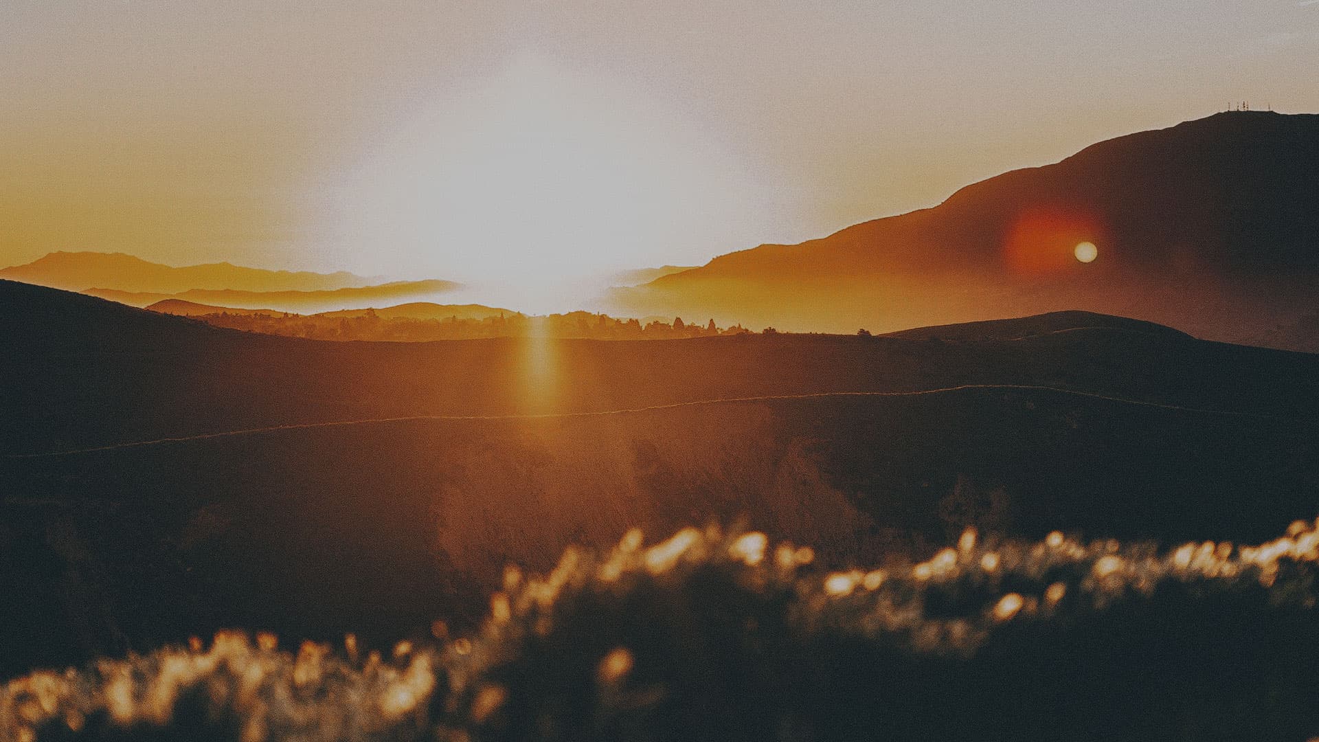 Luz do entardecer sobre montanhas